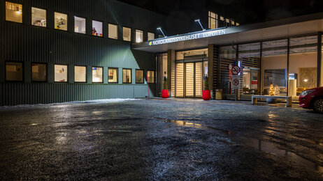 Bildet viser hovedinngangen ved Nordlandssykehuset Lofoten