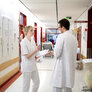 Bildet viser en sykepleier og en lege som snakker sammen.
