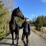 Bildet viser Maria-Cecilie Husby sammen med hest og hund