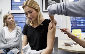 Bildet viser en ung jente som får hpv-vaksine.
