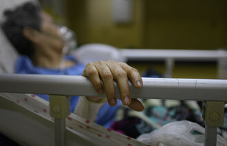 Bildet viser eldre pasient i sykehusseng