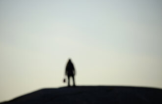 Bilde av diffus person i motlys