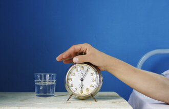 Bilde av hånd som skrur av vekkeklokke