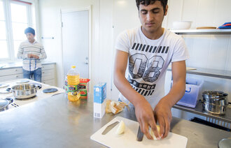 Bildet viser Dawlatzai og Rahimi på kjøkkenet