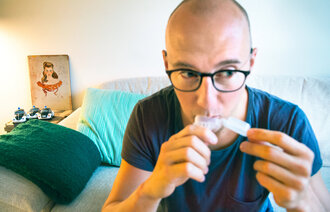 Daniel Andersson samler spytt