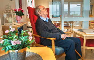 Pasient sover på sykehjem