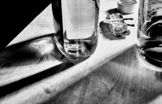 Spritflaske og brente fyrstikker på et bord