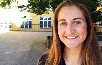 Bildet viser Kristin Tronstad ute i skolegården på Ila skole.