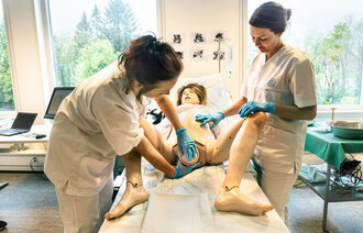 Jordmorstudenter øver på å være fødselshjelper