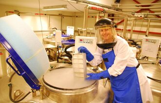 Labingeniør Lise Norøy i Nitrogenlageret til HUNT