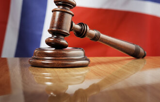 Bilde av en rettsaksklubbe med et norskt flagg i bakgrunnen