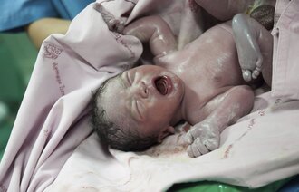 Nyfødt baby som skriker