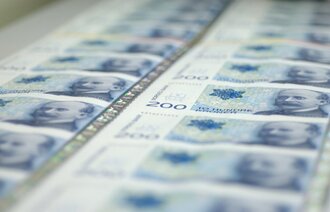 Voser stabler med 200 kroner-sedler