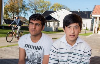 Bildet viser Dawlatzai og Rahimi foran Nybøle asylmottak