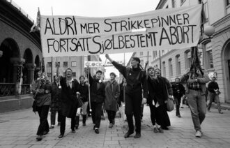 Oslo 1986: Aldri mer strikkepinner! Fra demonstrasjon til forsvar for abortloven. Foto: © Mimsy Møller/Samfoto
