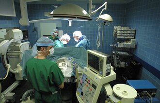 Helsepersonell på operasjonsstude