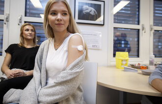 Bildet viser sykepleierstudent som er ferdig vaksinert mot hpv.