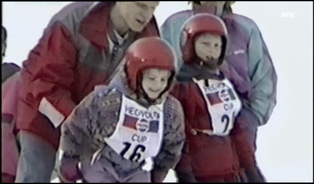 Bildet viser Anette Sagen som liten som hopper på ski.