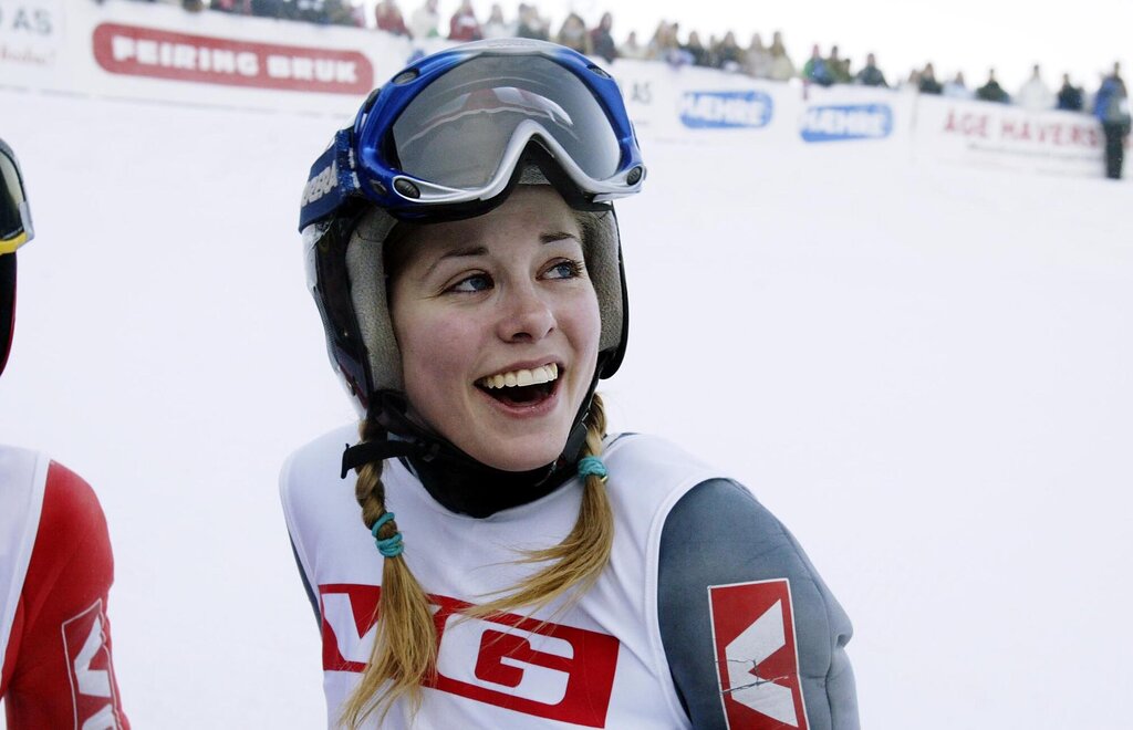 Bildet viser Anette Sagen i hoppdrakt etter å ha hoppet i skiflygningsbakken i Vikersund.