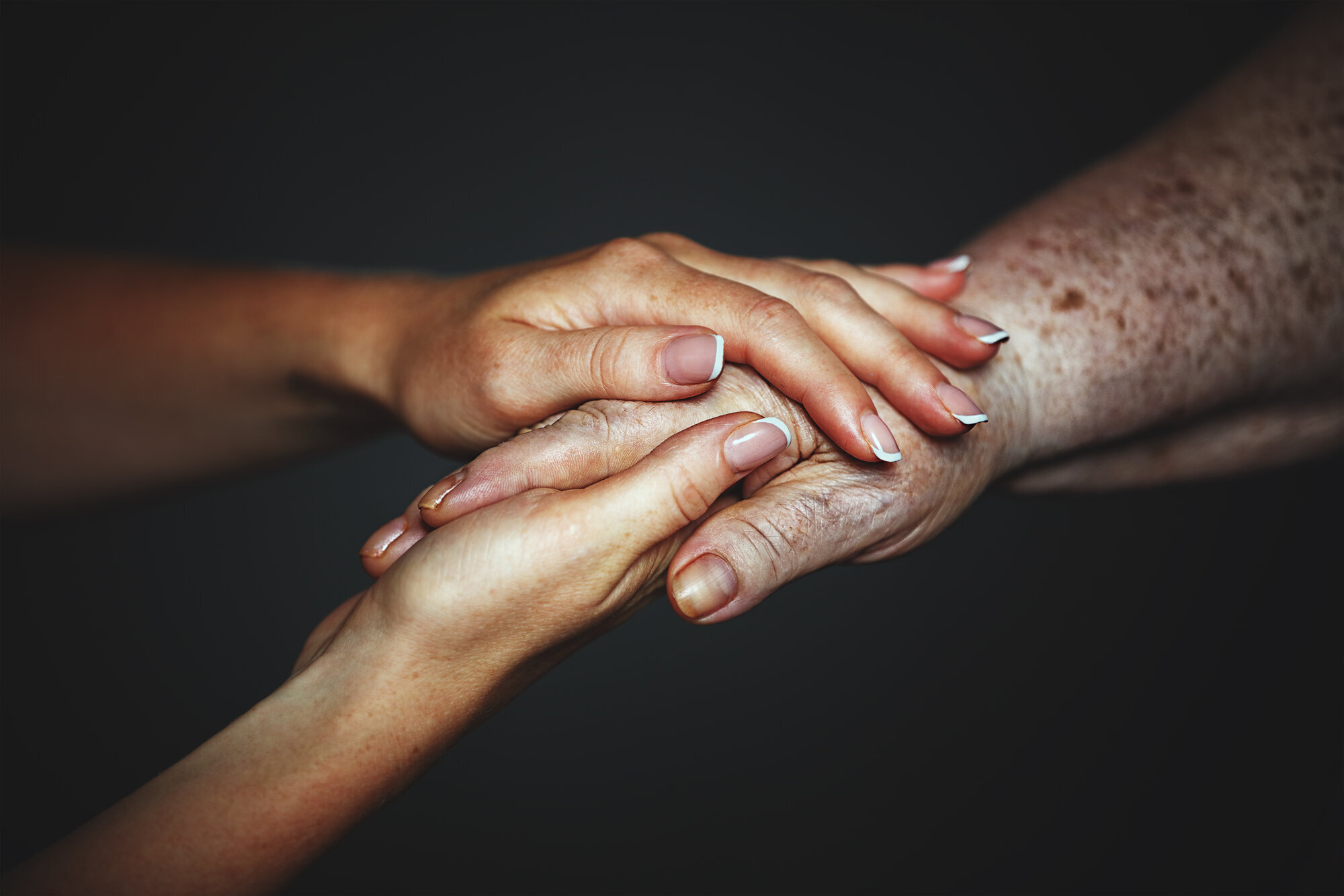 Sykepleierstudenter håper de klarer å beholde evnen til medfølelse med pasientene, ifølge en ny studie. Bildet viser to sett med hender som holder i hverandre.