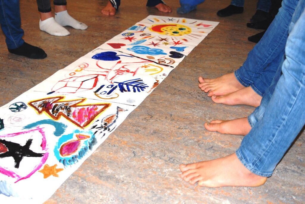 «Barometeret» brukes i starten og mot slutten av alle Exit-intervensjoner. Bildet viser føttene til mindreårige asylsøkere i Gjøvik oppstilt langs en malt papirrull for å indikere humør.