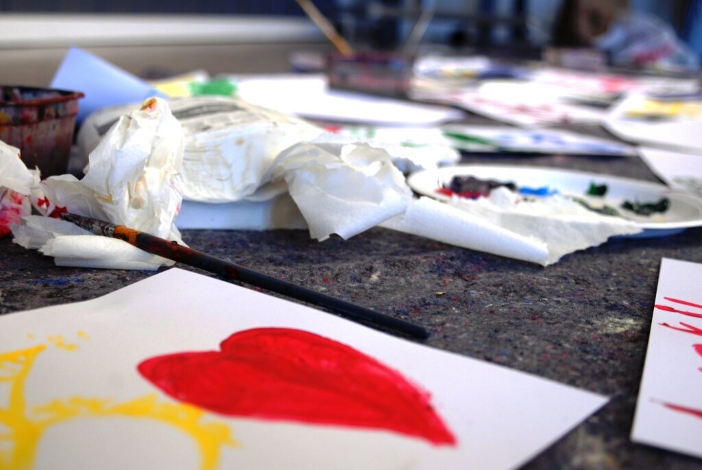 Gjennom kunstneriske og kroppslige øvelser lærer barna seg metoder for å takle det de går gjennom. Bildet viser et malt hjerte.