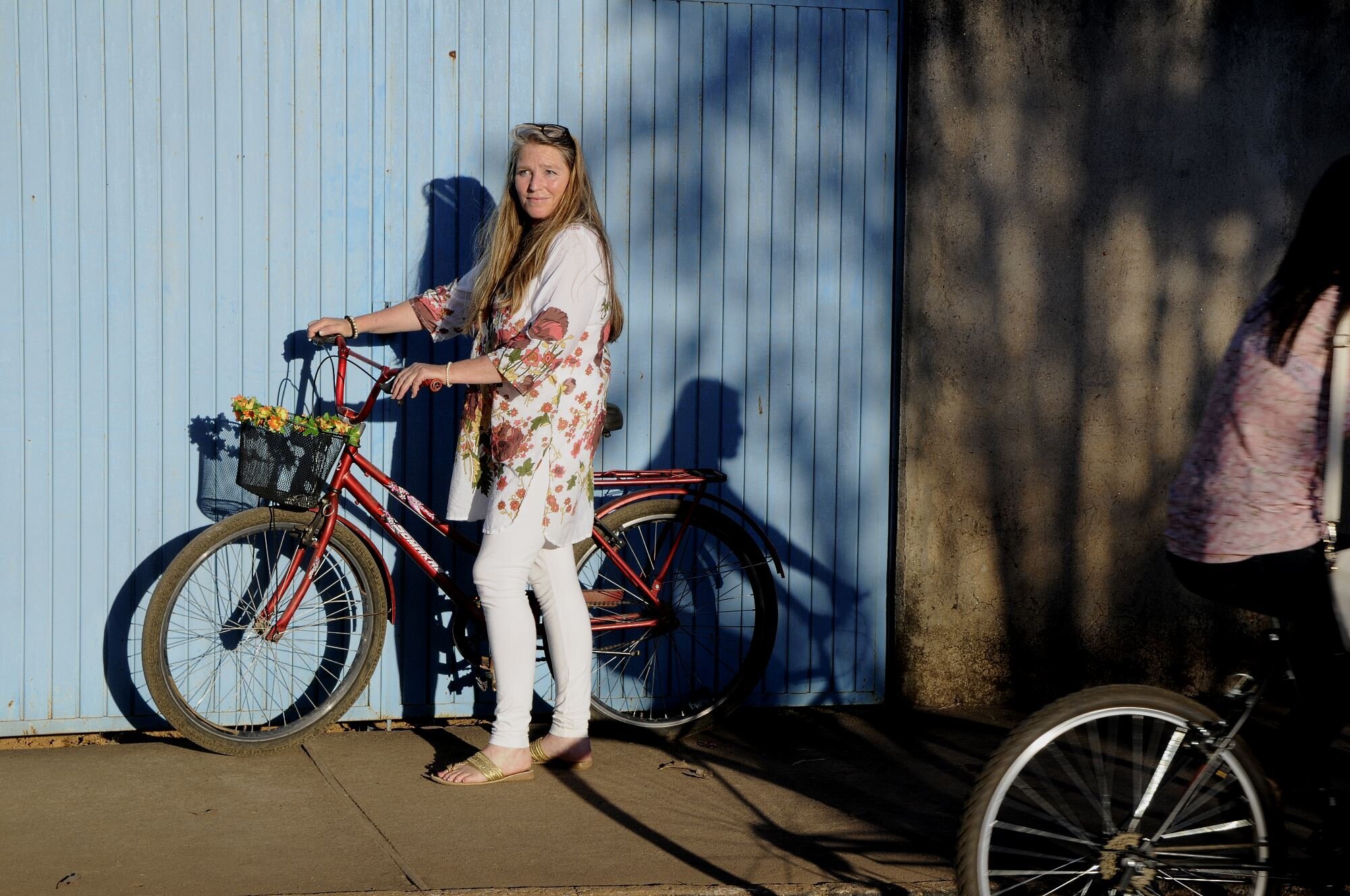 Anna Verwaal Bildet viser Anna Verwaal med en sykkel foran en blå vegg.
