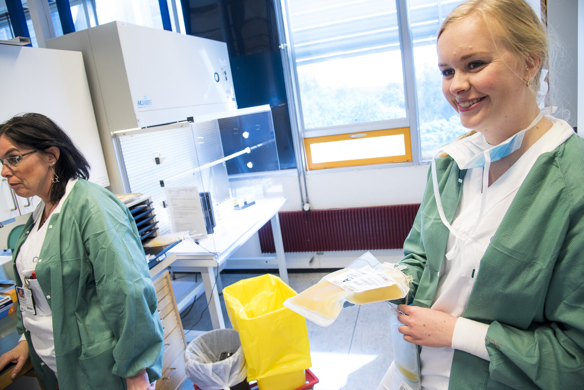 trombocytter Bildet viser Heidi Skranefjell Syvertsen med en pose gule trombocytter, Tone Rose Birkeland bak.