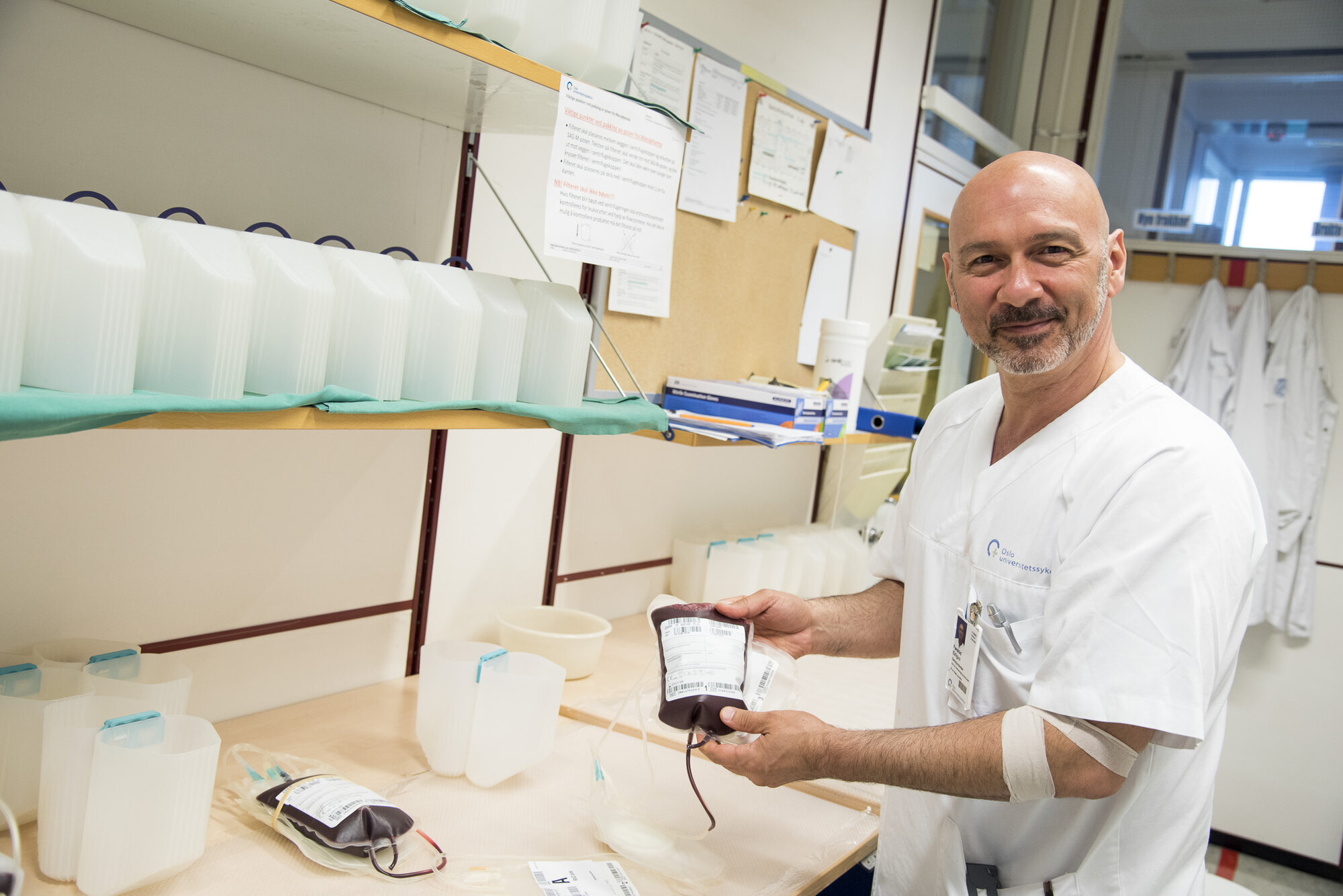 Farshid Ezligine, seksjon for komponentfremstilling, Blodbanken, Ullevål Bildet viser Farshid Ezligini med en blodpose.