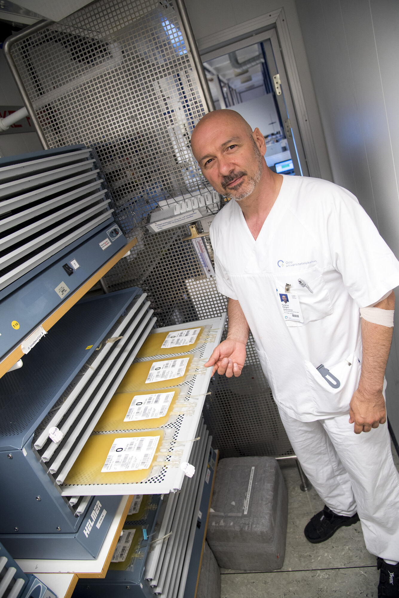 Farshid Ezligini, trombocyttkonsentrat Bildet viser Farshid Ezligini ved siden av trombocyttkonsentrater som ligger og vipper.