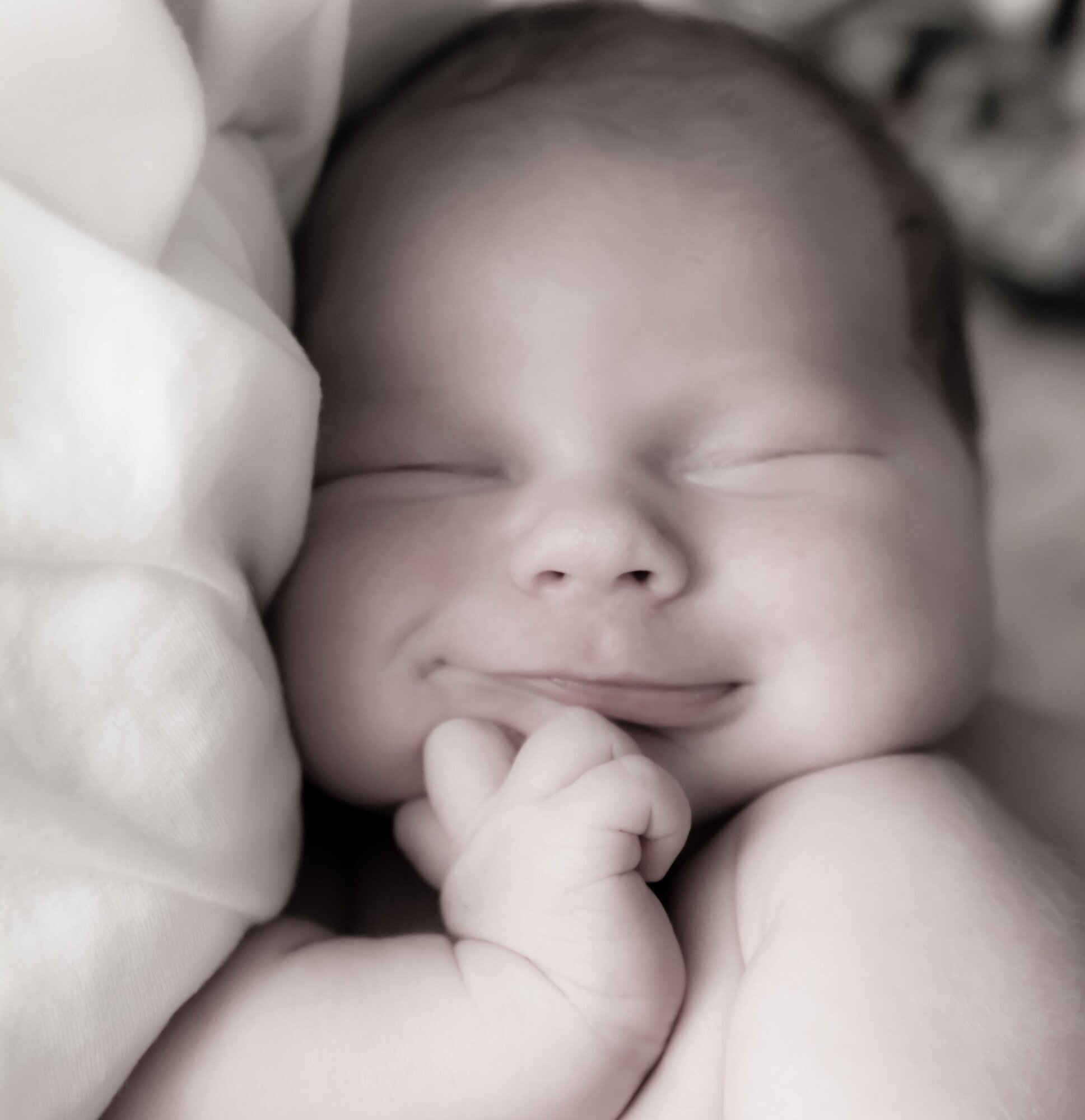 Nyfødt Nyfødt baby som ser ut til å kose seg