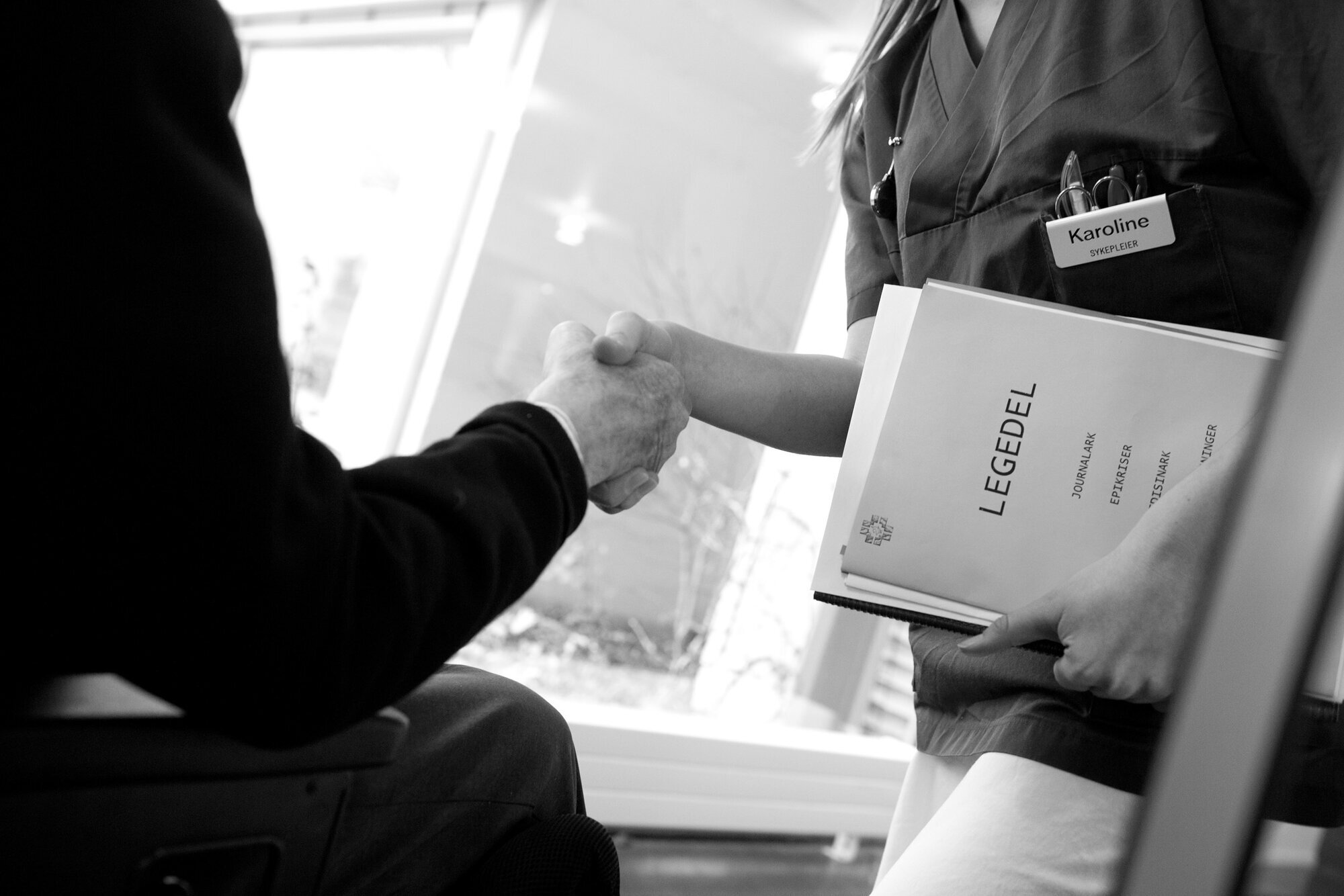 Nærbilde av hender av pleier og bruker Nærbilde av hender av pleier og bruker