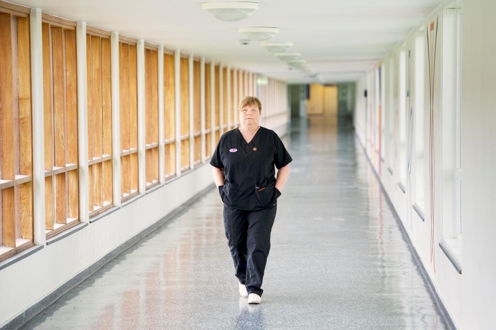 Britt Brox, akuttpsykiatrisk avdeling, Universitetssykehuset i Nord-Norge Bilder viser Britt Brox som går i en sykehuskorridor.