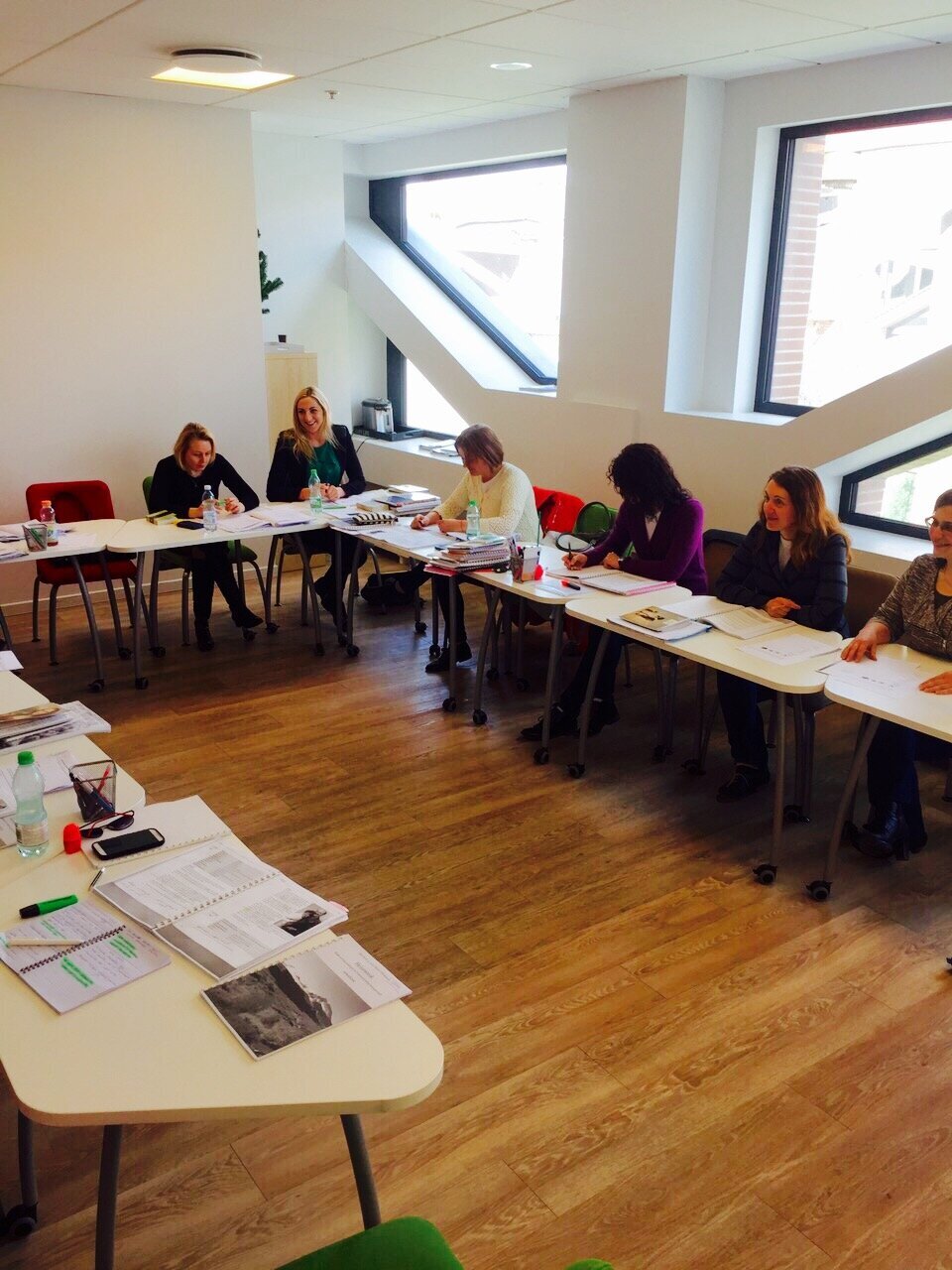 Litauske sykepleiere på språkkurs - Centric Care. Bildet viser en undervisningssituasjon med sykepleiere i Vilnius, Litauen