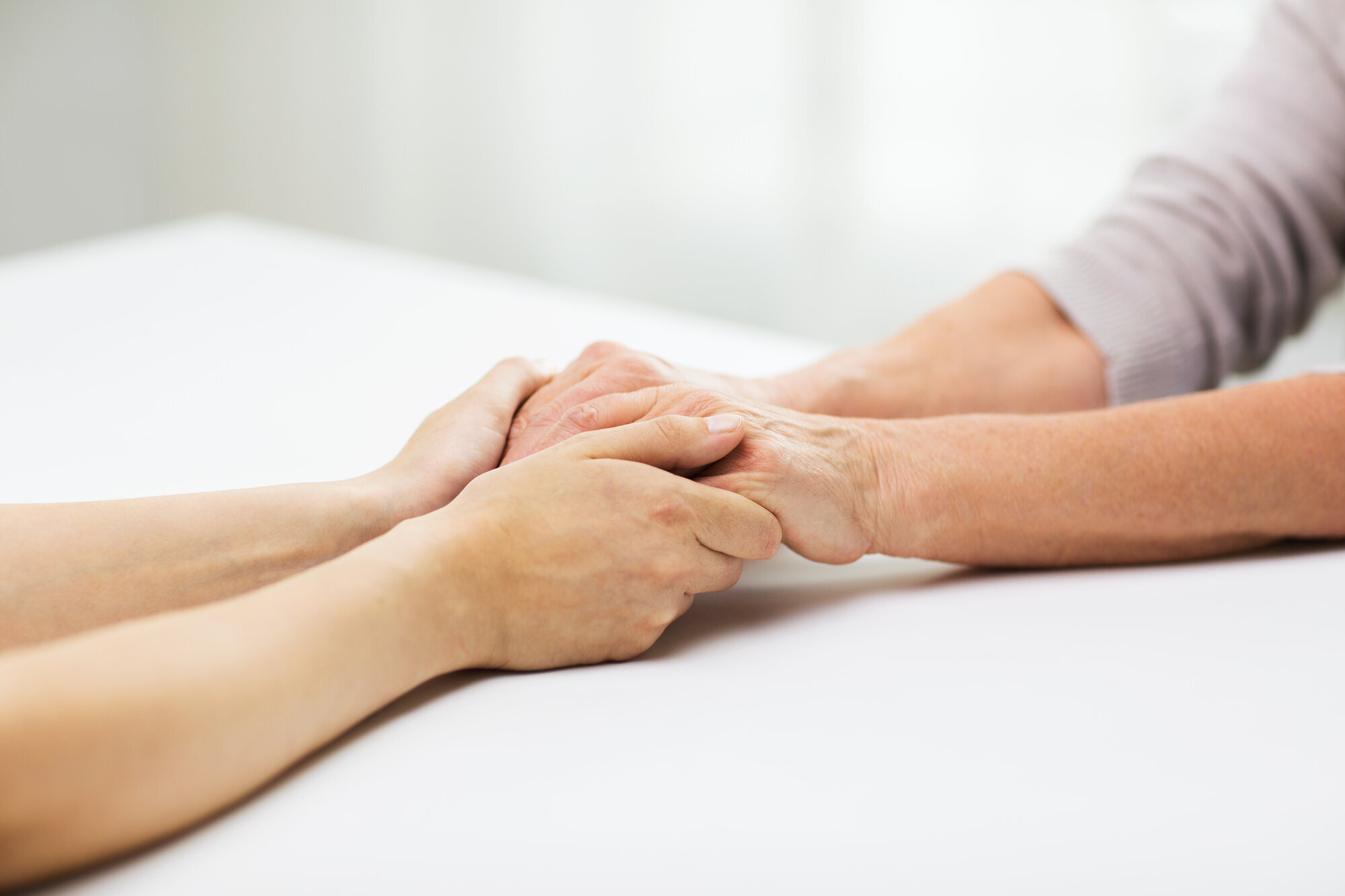 Mennesker som sliter psykisk må få hjelp. Illustrasjonsfoto: Colourbox. Bildet viser to voksne mennesker som holder hverandre i hendene. Illustrasjonsfoto: Colourbox.