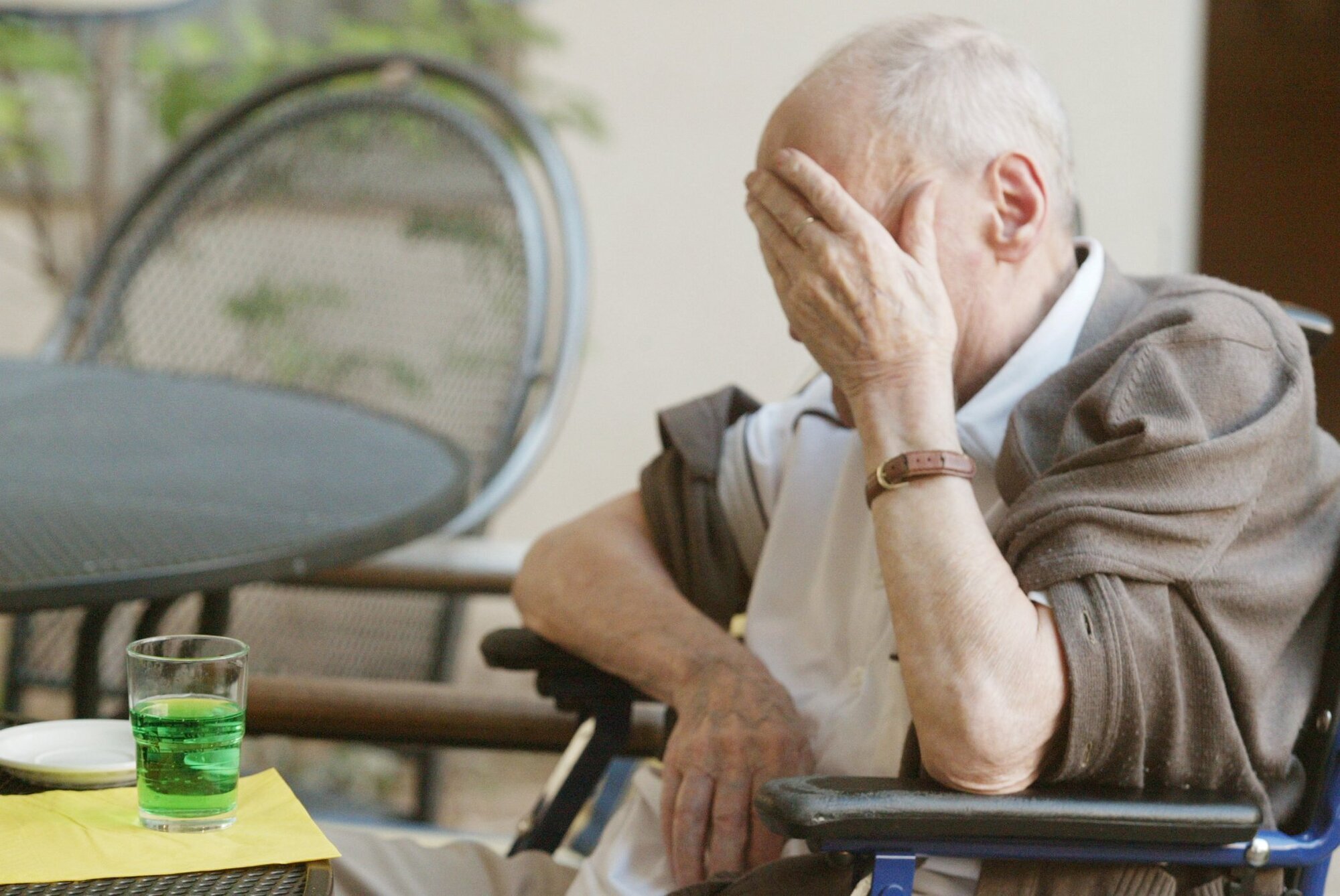 eldre, helsevsesen Bildet viser en eldre mann som holder seg til ansiktet i fortvilelse.