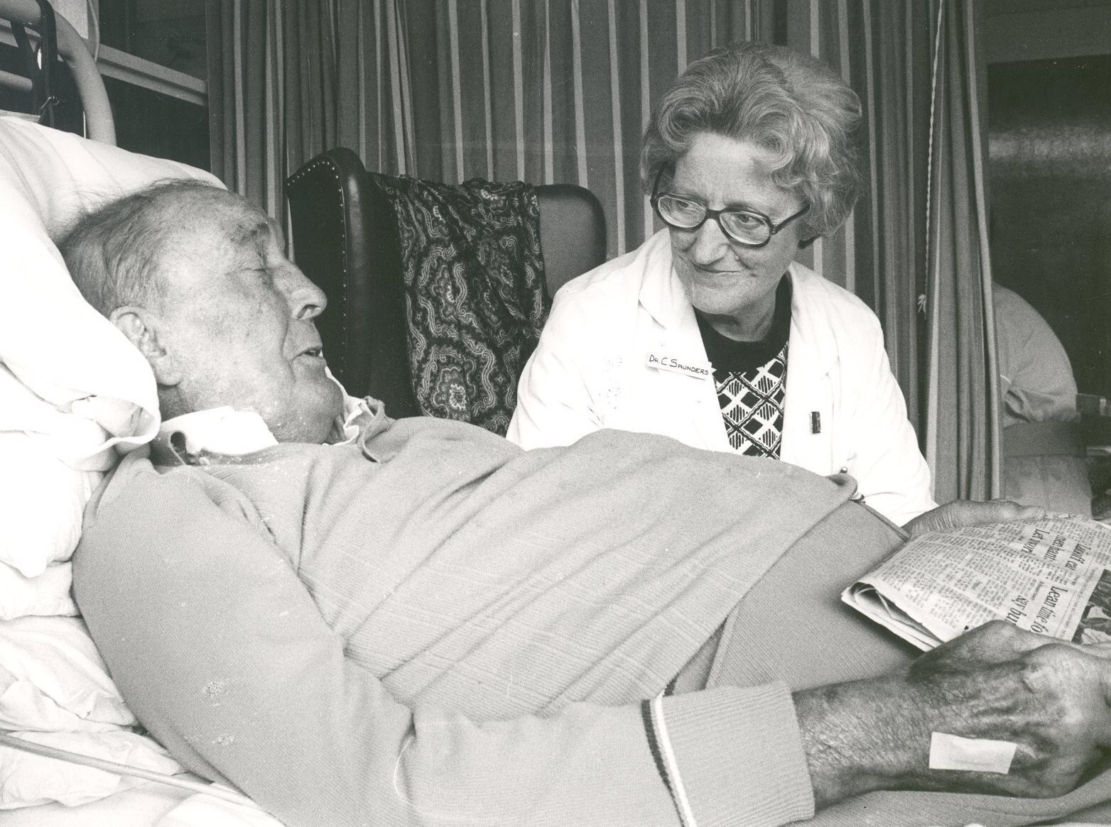 Cicely Saunders, palliasjon, hospice Dame Cicely Saunders lytter til en pasient.
