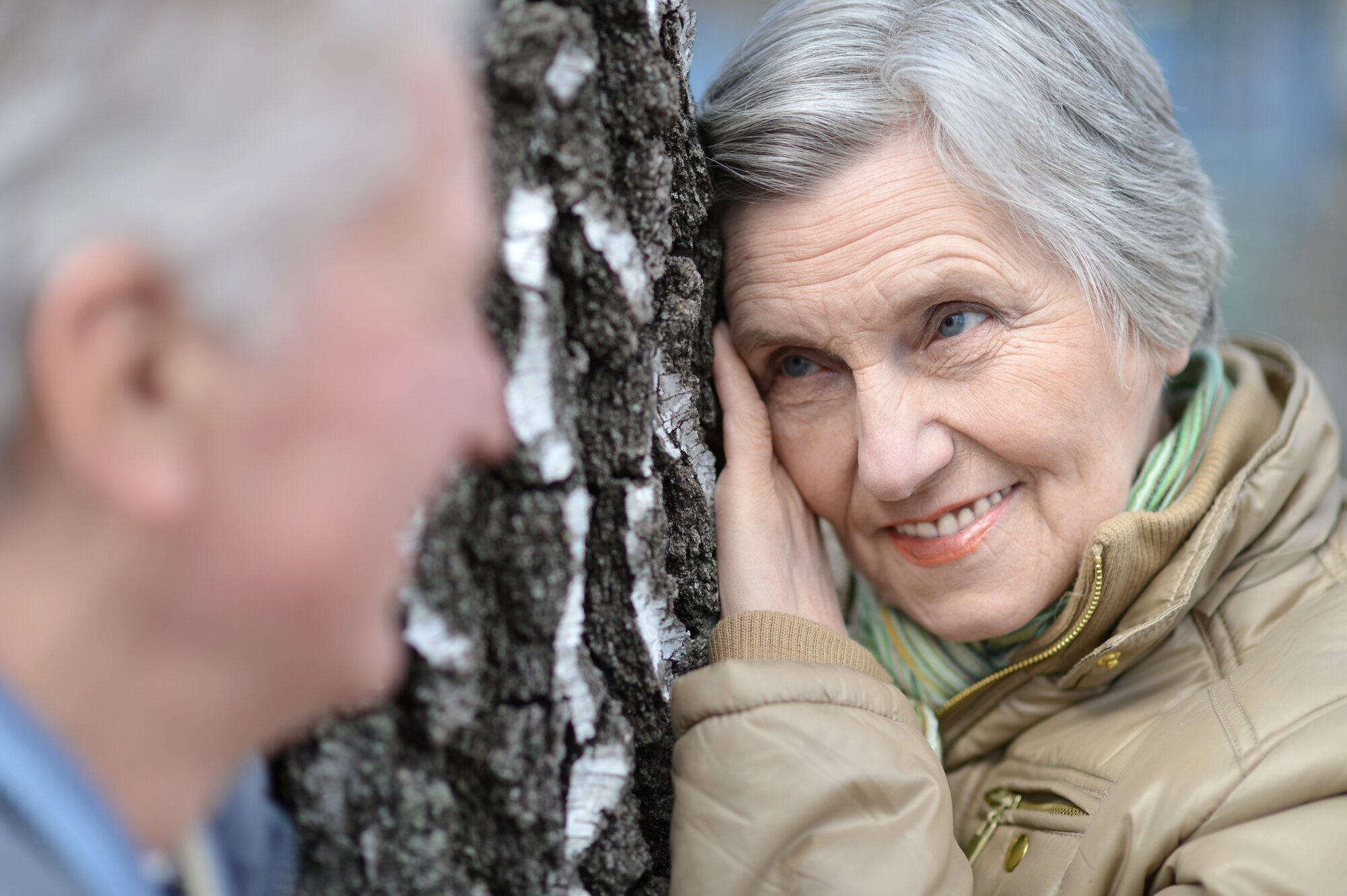 Livsglede En eldre kvinne som ser gald og fornøyd på sin Kjæreste