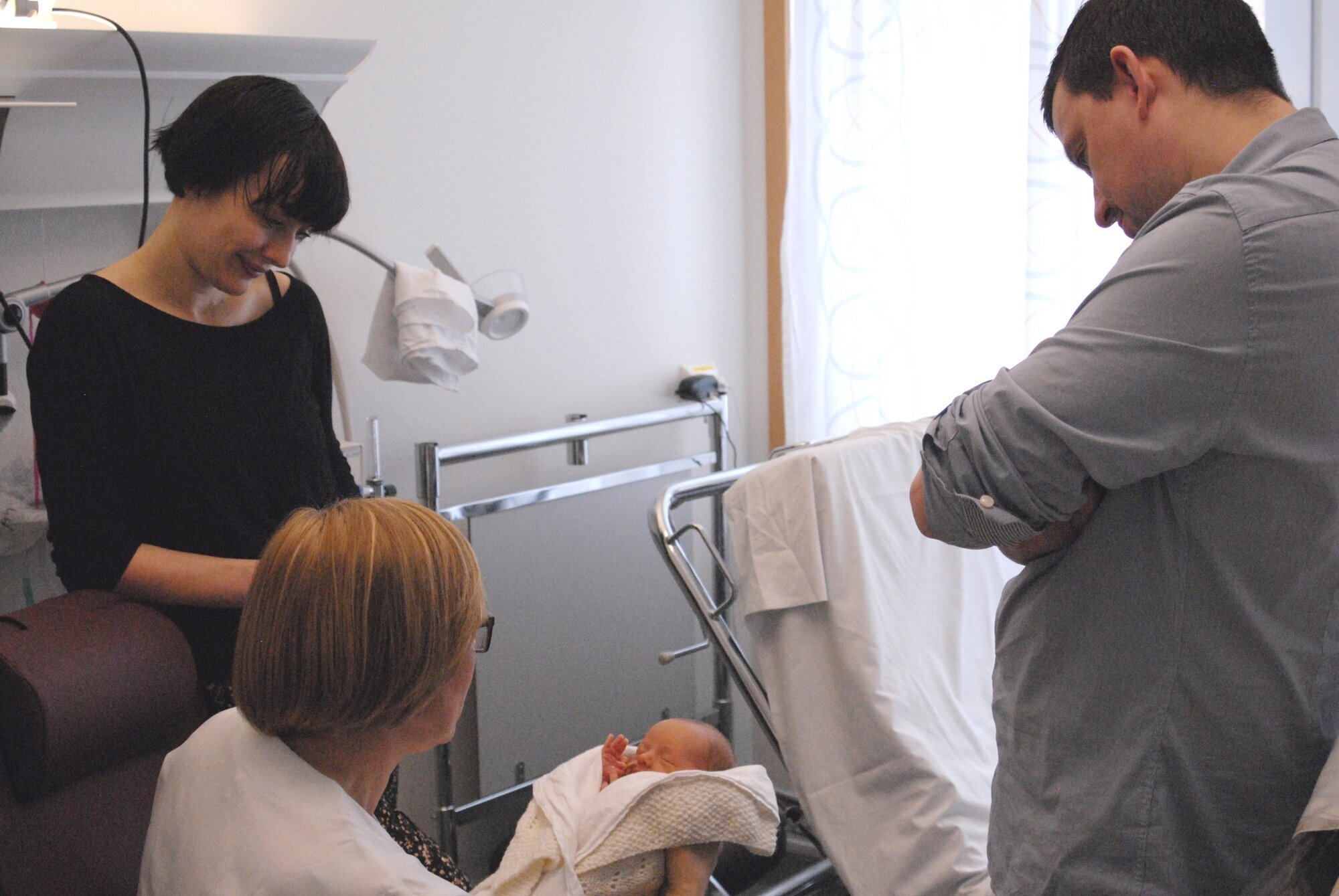 Fødselsdepresjon rammer en betydelig andel foreldre, og forskningsprosjektet God start for små i nord skal forsøke å kartlegge mer av sårbarhetsfaktorene bak. Bildet viser lille Oscar omgitt av (f.v.) mamma Vilde Fjeldheim Wold, spesialsykepleier Inger Kopland og pappa Alexander Perez.