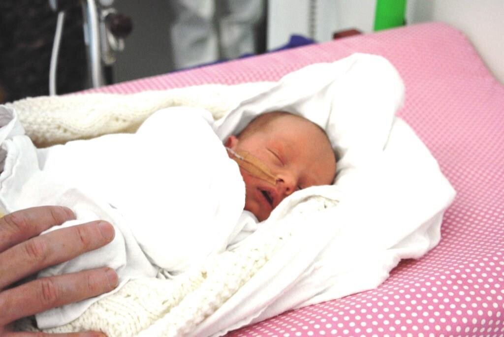 Oscar og tvillingbror Abel ble født en drøy måned før termin. Bildet viser nyfødte Oscar på Universitetssykehuset i Nord-Norge.