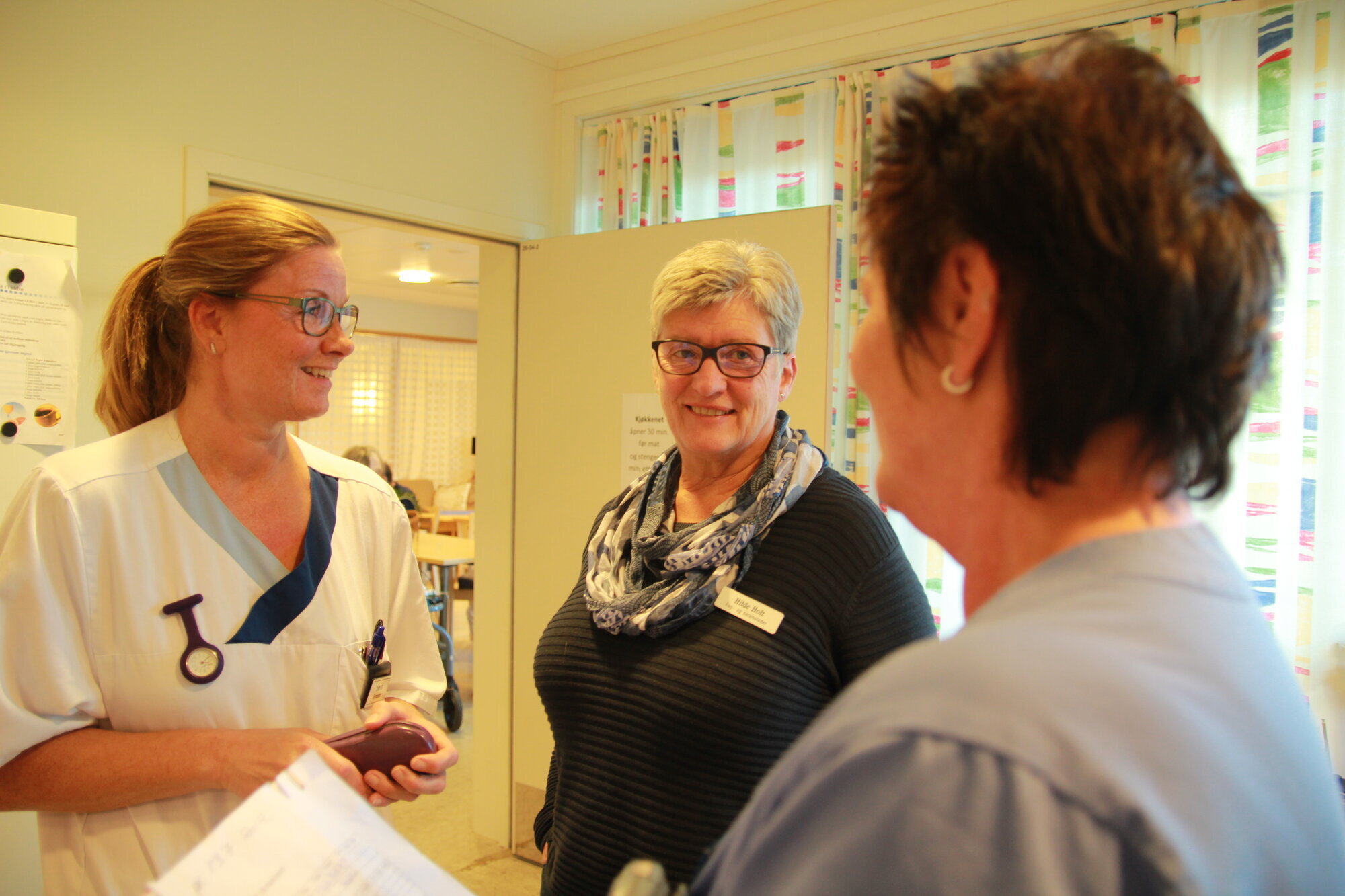(f.v: Hjelpepleier Sølvi Kvitnes, fag-og serviceleder Hilde Holt og hjelpepleier Ellen Mari Olsson) (f.v: Hjelpepleier Sølvi Kvitnes, fag-og serviceleder Hilde Holt og hjelpepleier Ellen Mari Olsson)