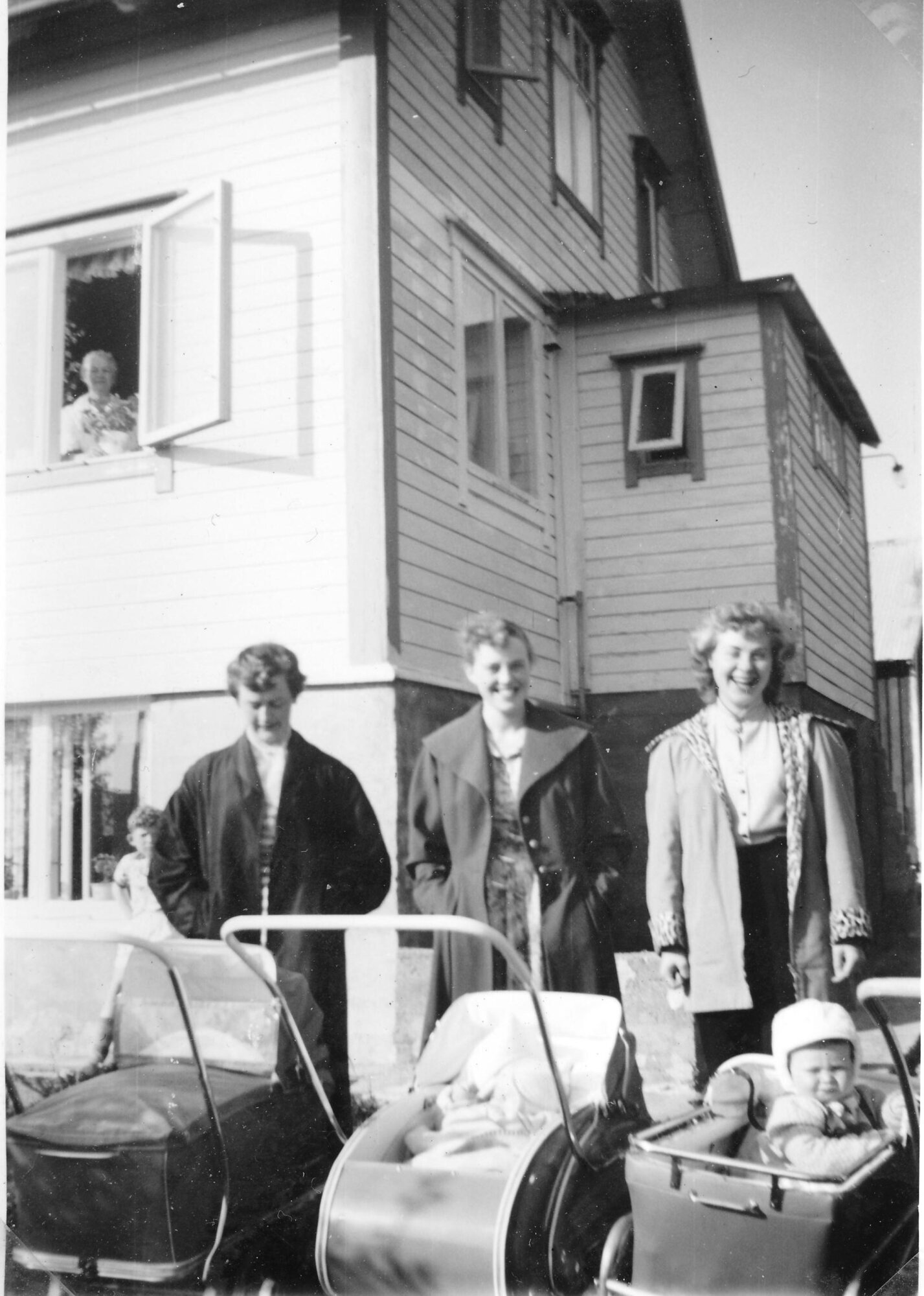 Tre mødre, tre barn og en jordmor Tre mødre, tre barn og en jordmor