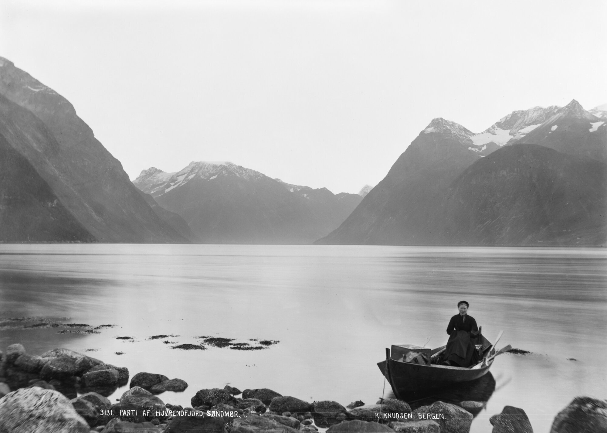 Jordmor på Sunnmøre på 1800-tallet Jordmor i båt på Sunnmøre på 1800-tallet