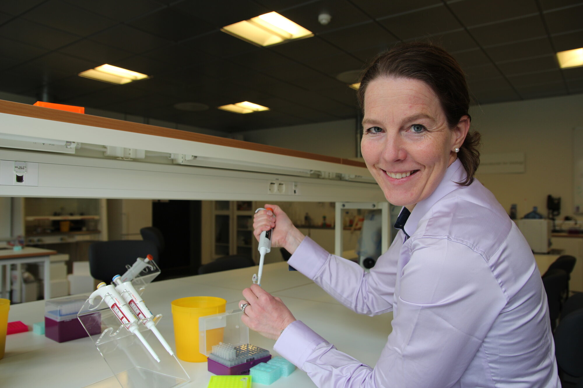 Tone Fredsvik Gregers, Universitetet i Oslo Bildet viser Tone Fredsvik Gregers med skolelaboratorieutstyr.