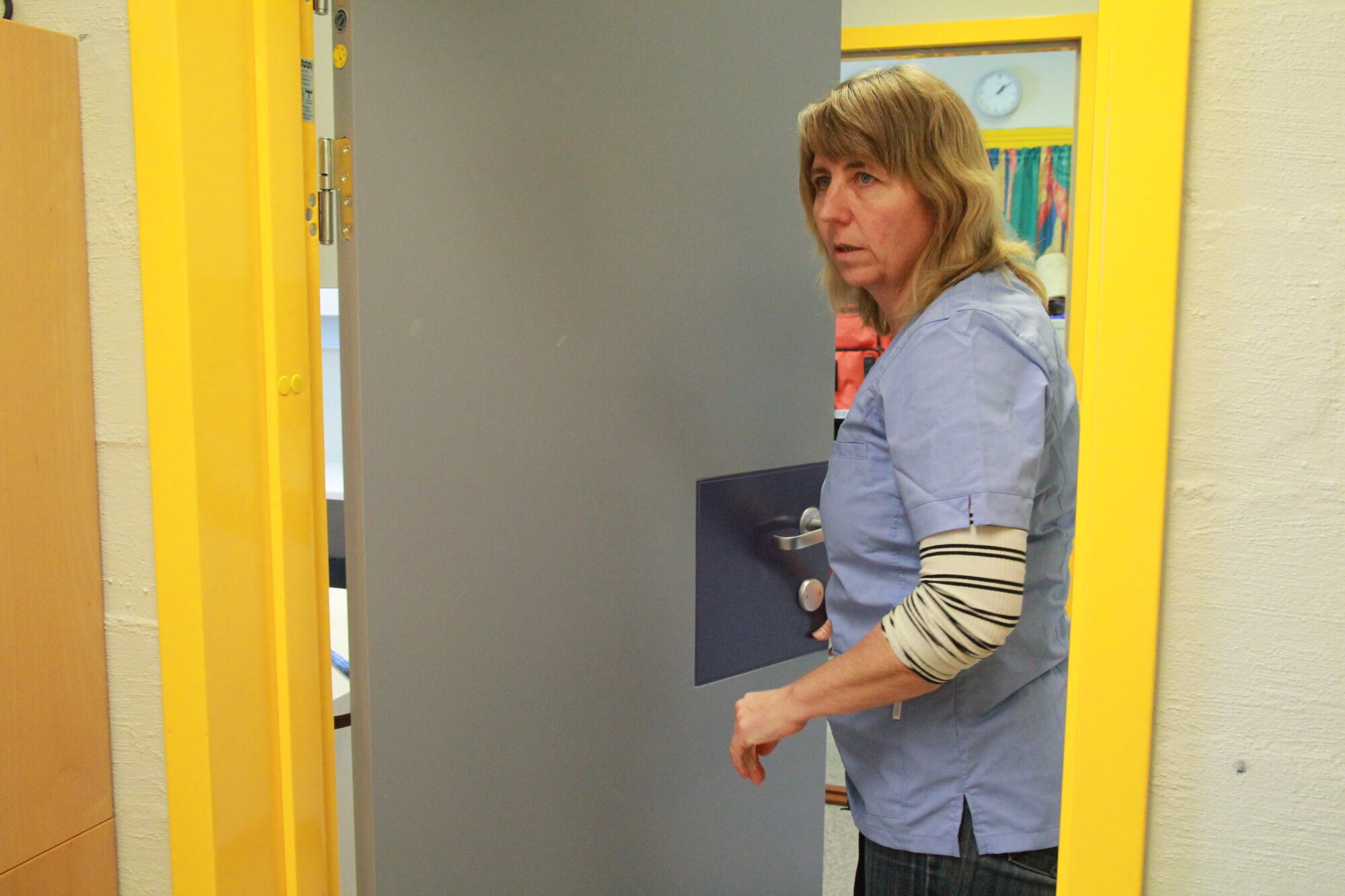 Walaker Walaker kommer inn en dør