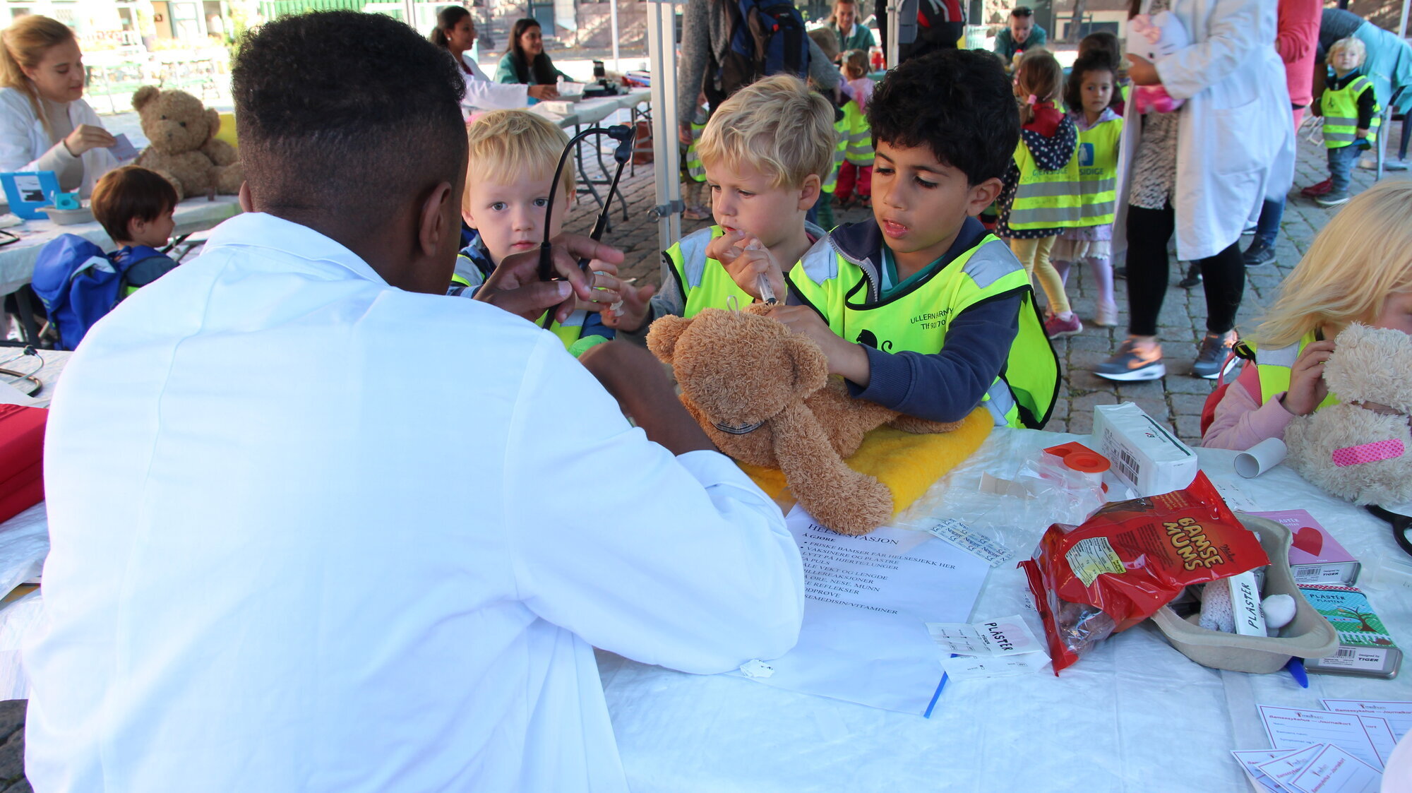 Bamsessykehus Barnehagegutt får behandlet kosebamsen sin.