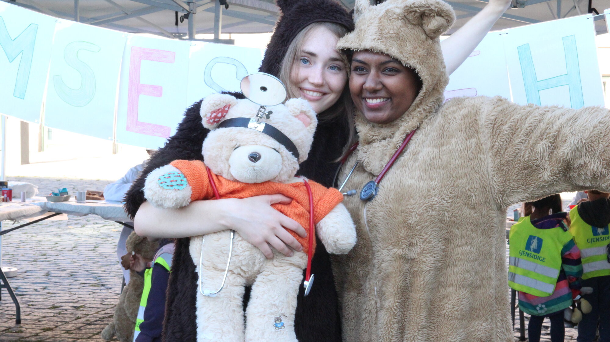 t.h: Nithiya Nareshkumar og Irene Aker t.h: Nithiya Nareshkumar og Irene Aker