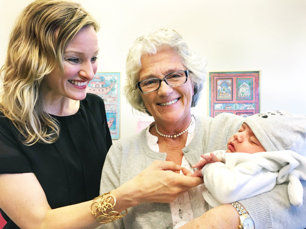 Inga Marte Thorkildsen og helsesøster Solveig Ude Inga Marte Thorkildsen besøker helsesøster Solveig Ude