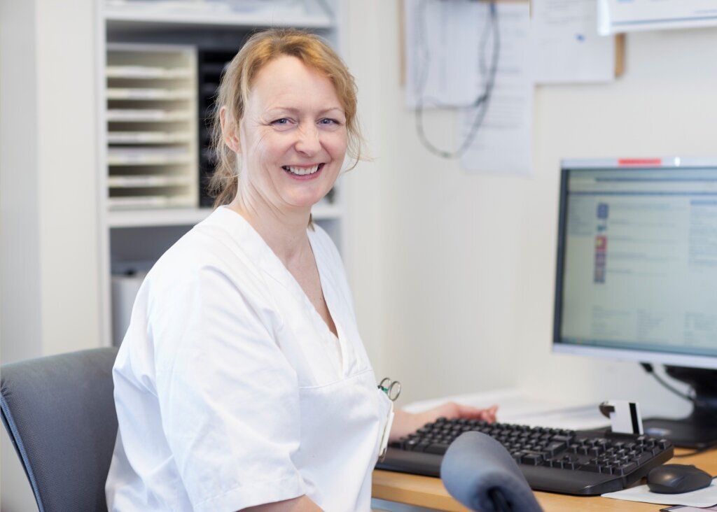 Inger Lise Bangsund, Sykehuset Levanger Bildet viser Inger Lise Bangsund som sitter ved en pc og smiler.