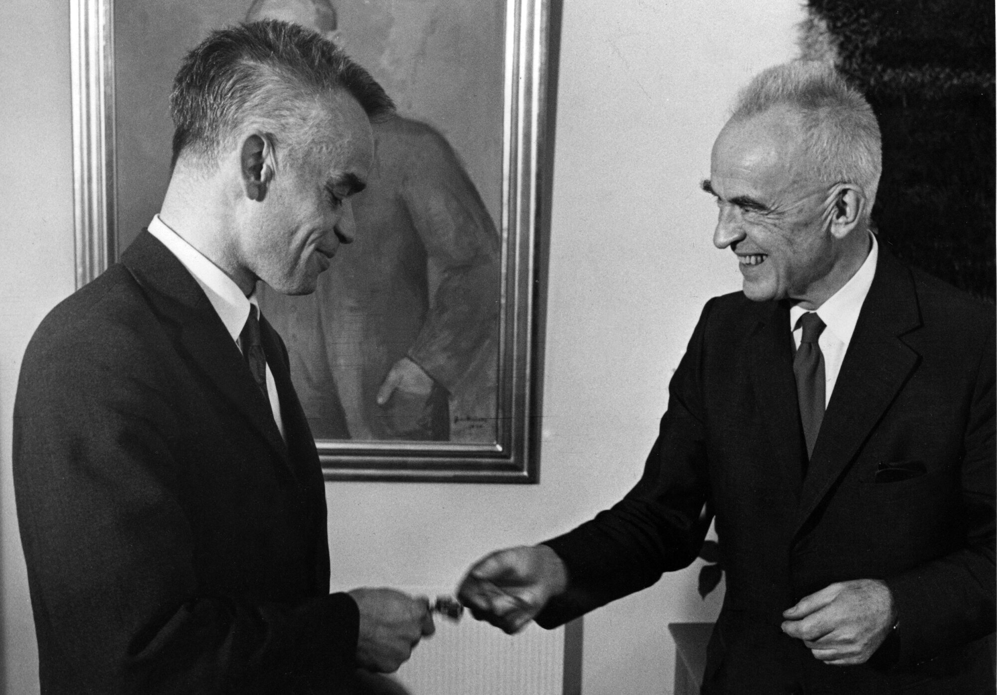 Karl Evang Tidligere stassekretær Thorbjørn Mork (t.v. ) tok over som helsedirektør etter Karl Evang, som ønsket ham lykke til og overrakte nøklene